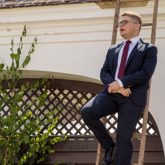 Bild enthält, Formal Wear, Suit, Coat, Blazer, Jacket, Adult, Male, Man, Person, Tie