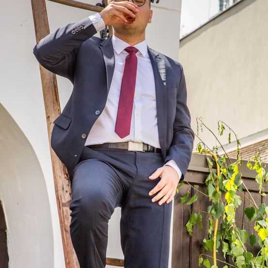 Bild enthält, Blazer, Coat, Jacket, Formal Wear, Suit, Tie, Pants, Adult, Man, Person