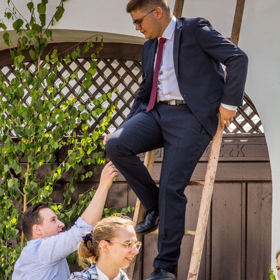 Bild enthält, Formal Wear, Suit, Blazer, Coat, Jacket, Pants, Shirt, Adult, Man, Person