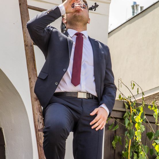 Bild enthält, Blazer, Coat, Jacket, Formal Wear, Suit, Head, Person, Face, Adult, Man