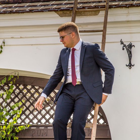 Bild enthält, Blazer, Coat, Jacket, Formal Wear, Suit, Adult, Male, Man, Person, Pants