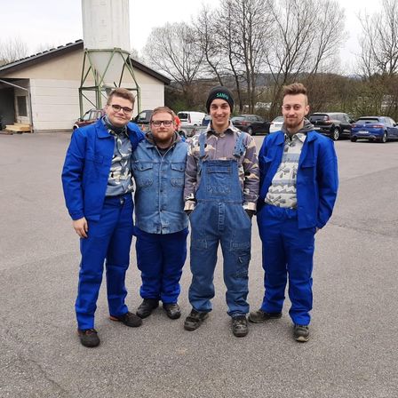 Bild enthält, Pants, Jeans, Adult, Male, Man, Person, Coat, Jacket, People, Standing