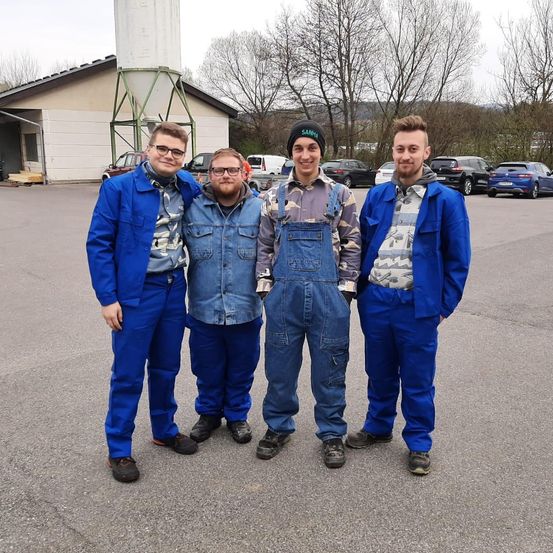 Bild enthält, Pants, Jeans, Adult, Male, Man, Person, Coat, Jacket, People, Standing