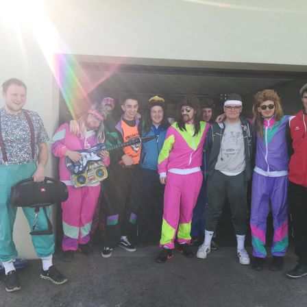 Bild enthält, Photography, Portrait, Pants, Coat, Jacket, People, Lighting, Costume, Shelter, Purple