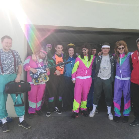 Bild enthält, Photography, Portrait, Pants, Coat, Jacket, People, Lighting, Costume, Shelter, Purple