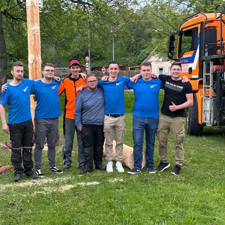 Bild enthält, People, Person, T-Shirt, Grass, Pants, Portrait, Tree, Vegetation, Park, Shoe