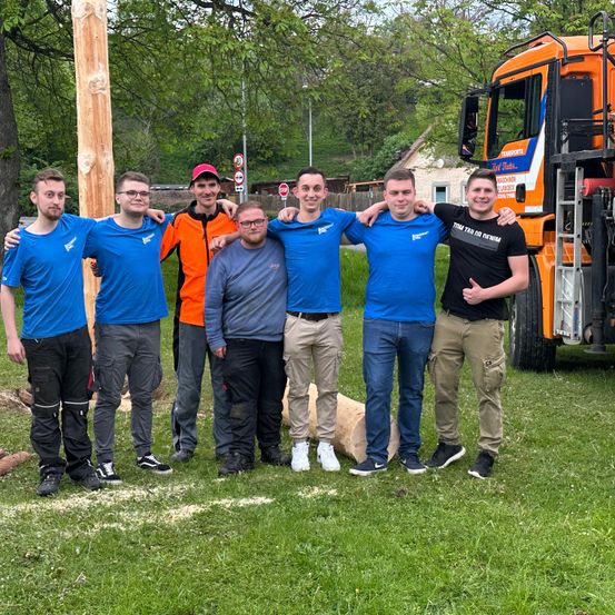 Bild enthält, People, Person, T-Shirt, Grass, Pants, Portrait, Tree, Vegetation, Park, Shoe