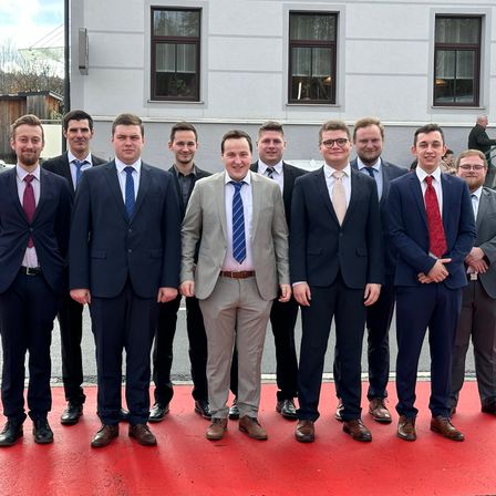 Bild enthält, Groupshot, Person, Pants, Adult, Male, Man, People, Suit, Tie, Glasses