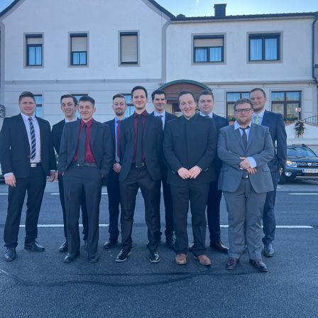 Bild enthält, Groupshot, Person, People, Adult, Male, Man, Car, Glasses, Tie, Shoe