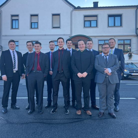 Bild enthält, Groupshot, Person, People, Adult, Male, Man, Car, Glasses, Tie, Shoe