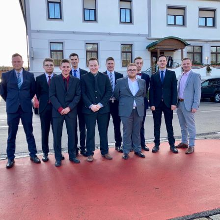 Bild enthält, Groupshot, Person, Pants, People, Adult, Male, Man, Suit, Coat