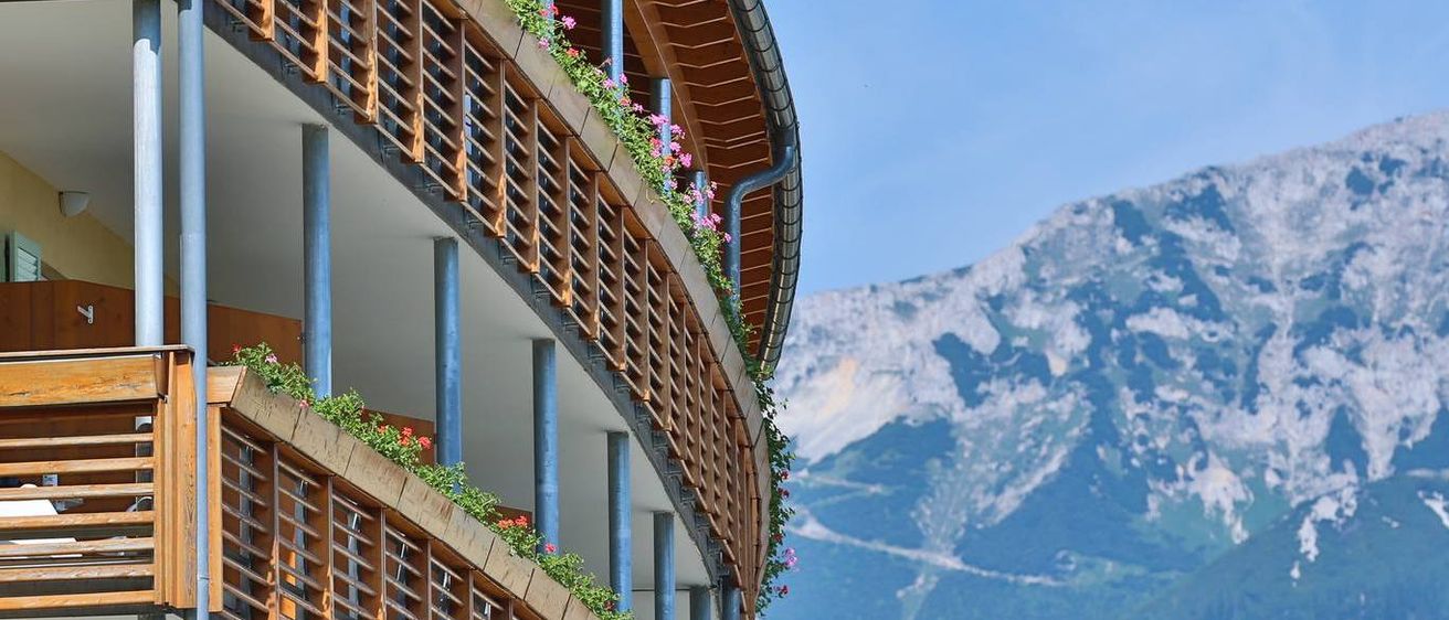 Bild enthält, Building, Hotel, Resort, City, Condo, Balcony, Apartment Building, High Rise, Urban, Handrail