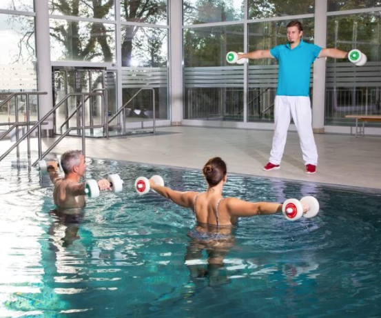 Bild enthält, Adult, Male, Man, Person, Swimming Pool, Water, Bathing, Volleyball, Volleyball (Ball), Face