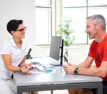 Bild enthält, Adult, Female, Person, Woman, Conversation, Male, Man, Head, Face, Interview