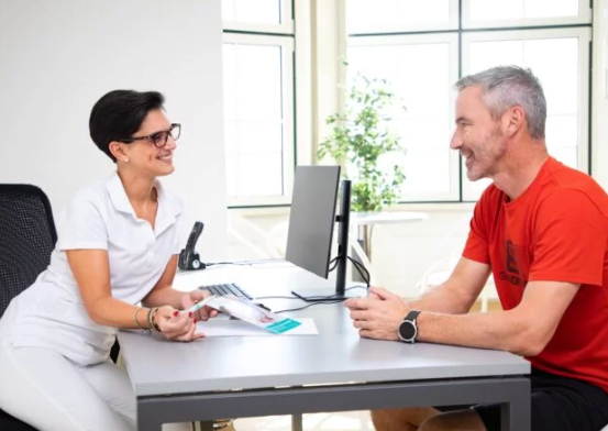 Bild enthält, Adult, Female, Person, Woman, Conversation, Male, Man, Head, Face, Interview