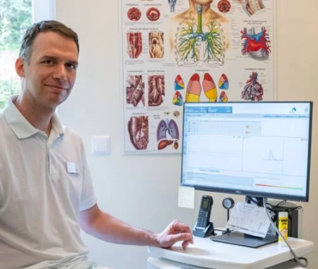 Bild enthält, Furniture, Table, Desk, Monitor, Adult, Male, Man, Person, Female, Woman