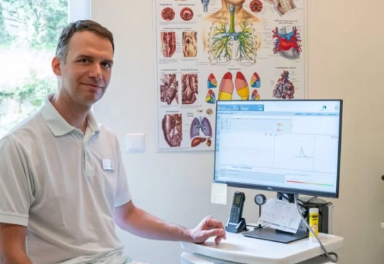 Bild enthält, Furniture, Table, Desk, Monitor, Adult, Male, Man, Person, Female, Woman