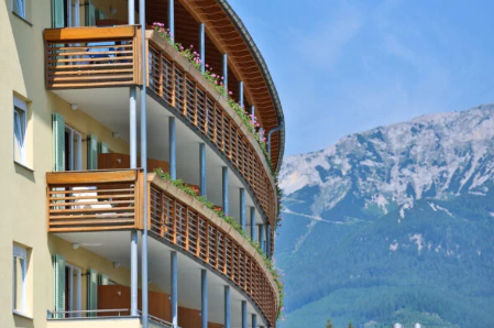 Bild enthält, Architecture, Building, Hotel, Resort, City, Balcony, Condo, Housing, Urban, Apartment Building