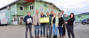 Bild enthält, Pants, People, Person, Jeans, Shelter, Adult, Male, Man, Female, Woman