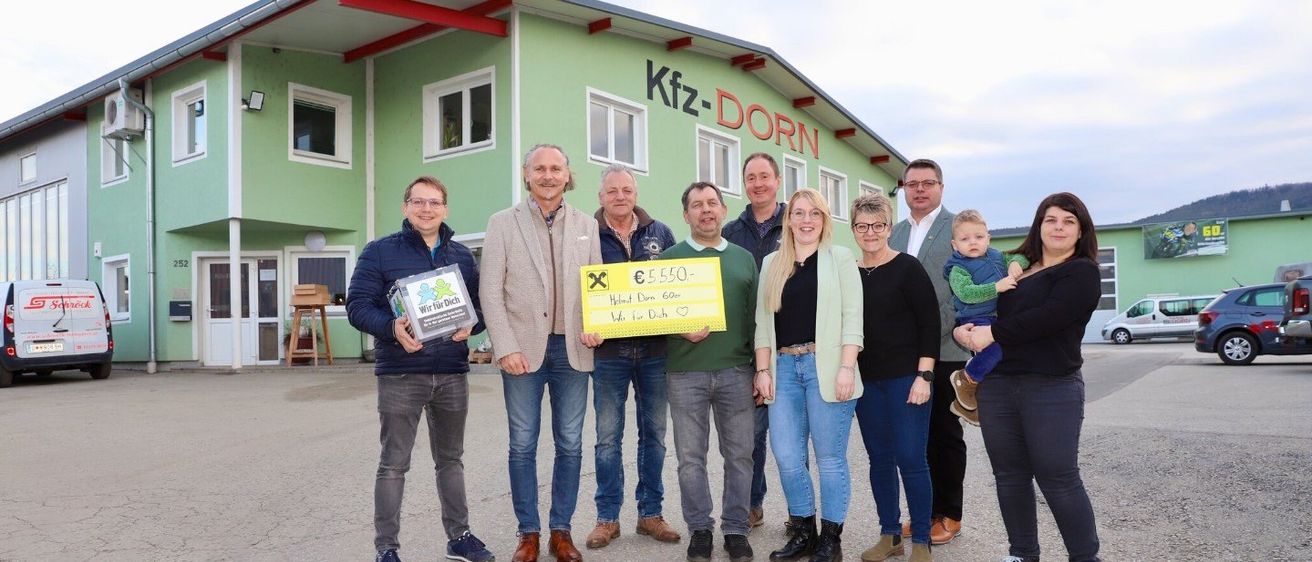 Bild enthält, Pants, People, Person, Jeans, Shelter, Adult, Male, Man, Female, Woman