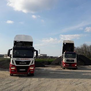 Bild enthält, Transportation, Truck, Vehicle, Moving Van, Van, Flat Bed Truck