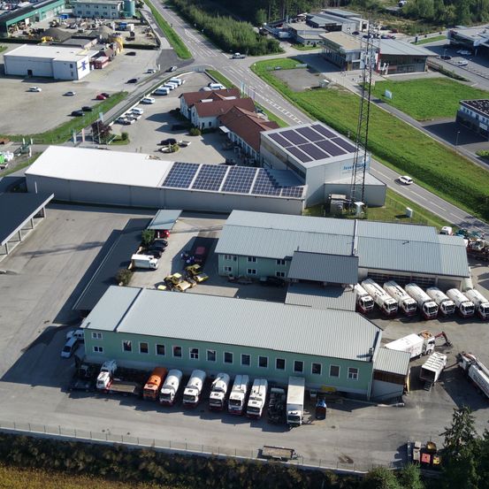 Bild enthält, Outdoors, Architecture, Building, Aerial View, Transportation, Truck, Vehicle, Car