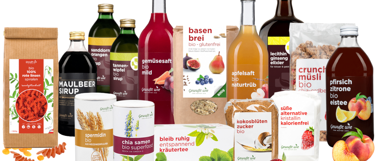 Eine Auswahl an Bio-Produkten, darunter Säfte, Sirupe, Cerealien und Superfoods. Die Etiketten betonen Bio, glutenfrei und kalorienarm.