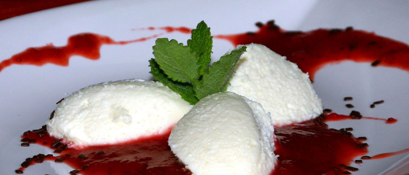 Bild enthält, Food, Food Presentation, Meal, Herbs, Plant, Plate, Dish