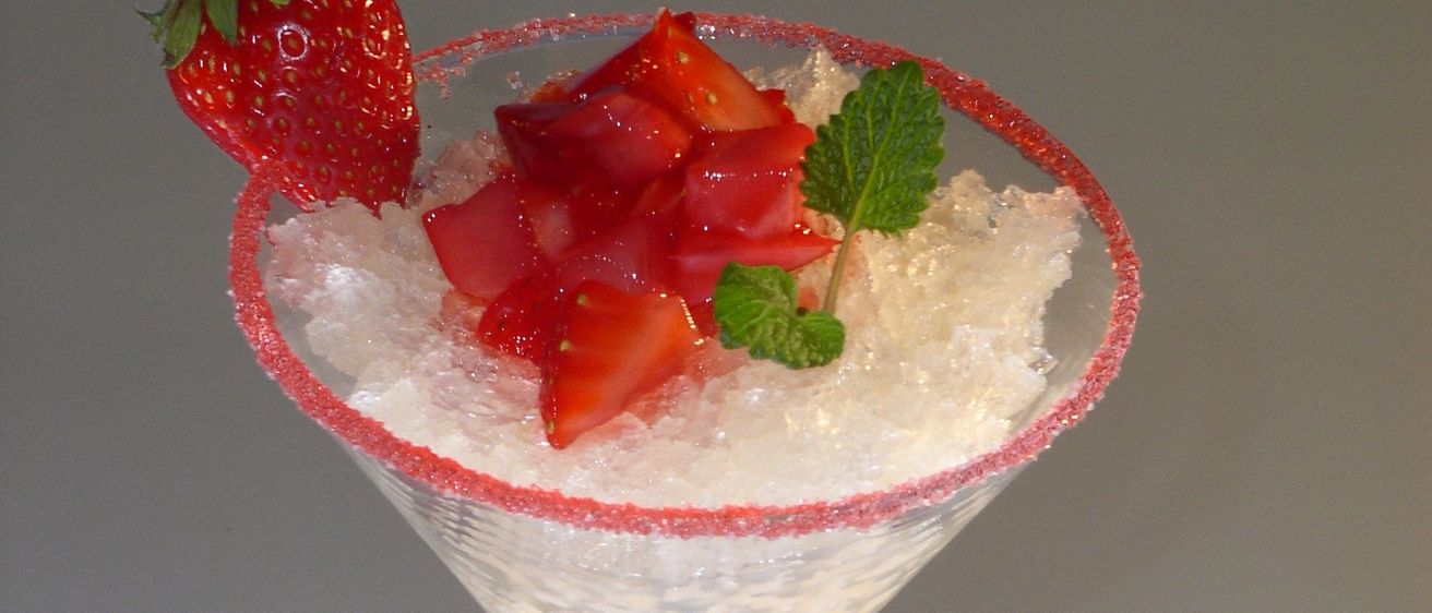 Bild enthält, Alcohol, Beverage, Cocktail, Glass, Berry, Fruit, Plant, Produce, Strawberry, Herbs