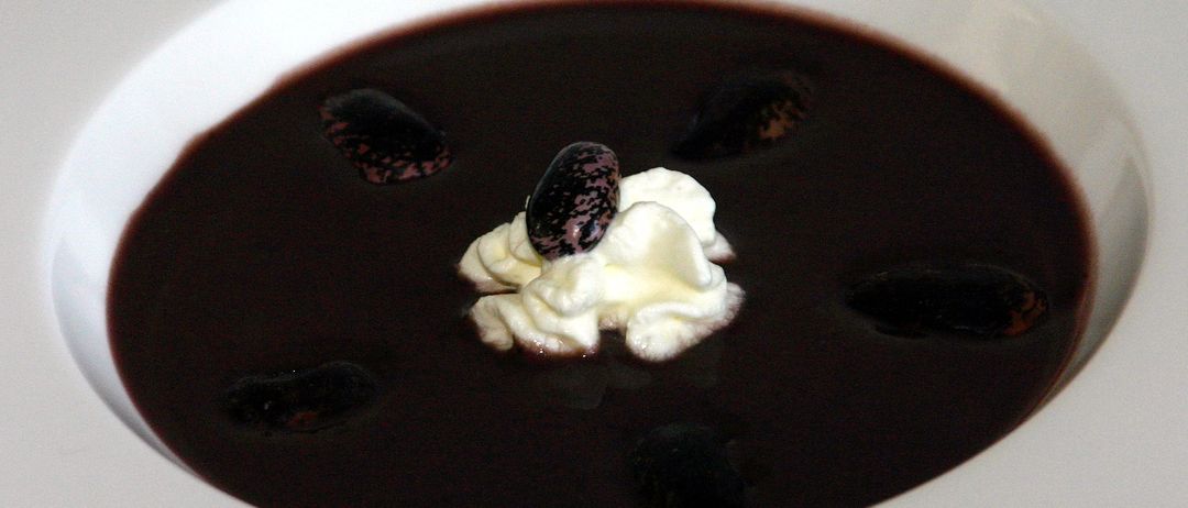 Bild enthält, Food, Meal, Dish, Food Presentation, Cream, Dessert, Whipped Cream, Coffee, Coffee Cup, Chocolate