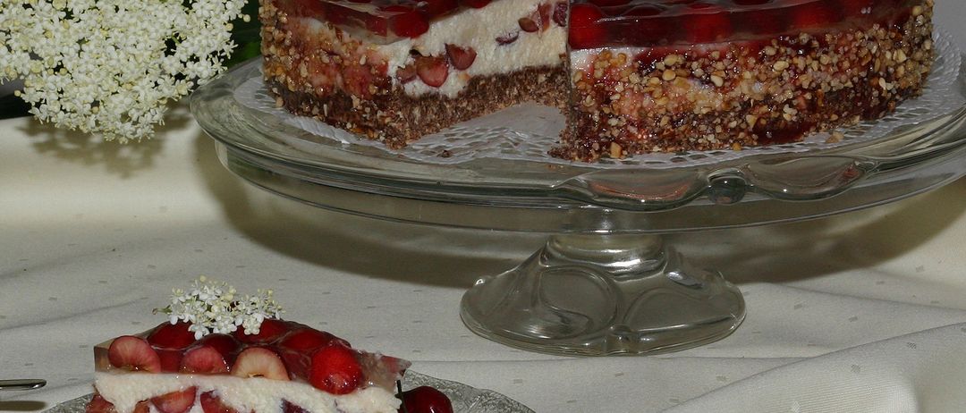 Bild enthält, Cake, Dessert, Food, Torte, Fruit, Plant, Produce, Food Presentation, Plate