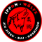 Das Logo zeigt einen heulenden Wolf mit japanischen Zeichen. Es repräsentiert 'Ippon-Wolfe Jiu-Jitsu - BJJ - GoshinDo'. Das Design ist kreisförmig mit roten und schwarzen Farben.