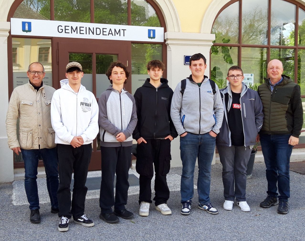 Bild enthält, Pants, People, Person, Jeans, Jacket, Shoe, Groupshot, Adult, Male, Man