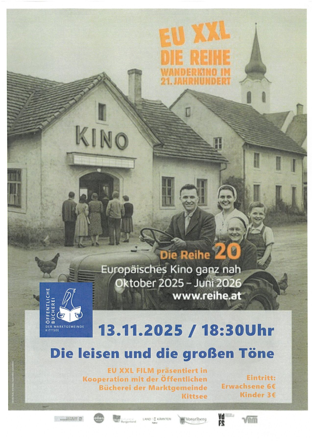 Ein Plakat für eine europäische Kinoreihe von Oktober 2025 bis Juni 2026. Es zeigt eine Familie in einem Traktor vor einem Gebäude mit der Aufschrift 'KINO'. Das Plakat enthält Details zu einer speziellen Filmvorführung am 13. November 2025.