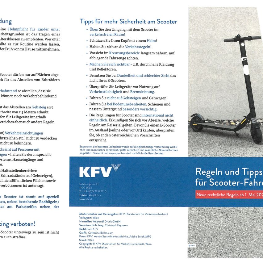 Plakat mit Sicherheitstipps für Roller. Betont die Verwendung eines Helms, vorsichtiges Navigieren und die Einhaltung lokaler Vorschriften. Es wird auch die Bedeutung von heller Kleidung und Reflektoren hervorgehoben. Das Poster enthält ein Roller-Bild rechts.