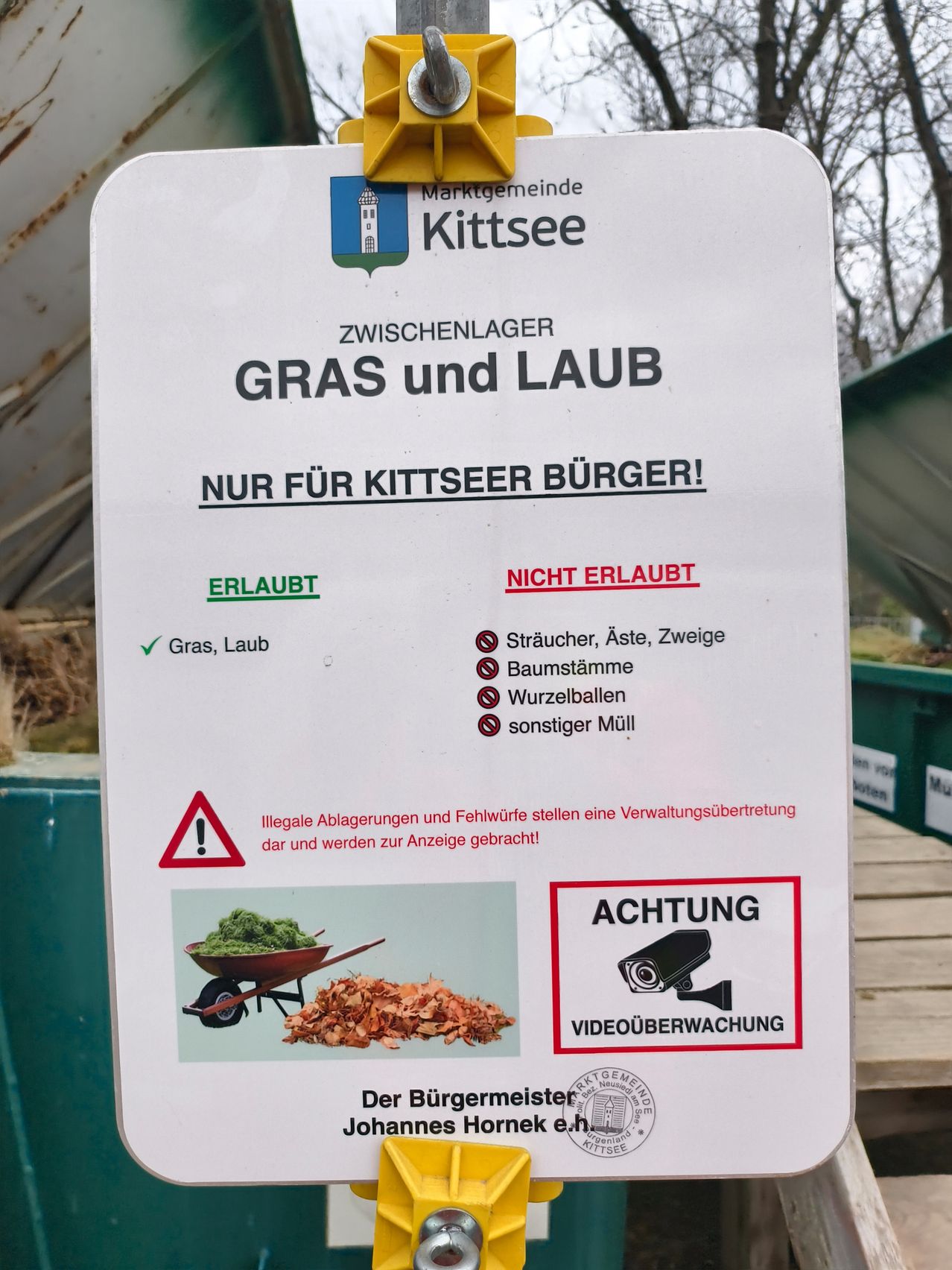 Ein Schild in der Gemeinde Kittsee. Erlaubt: Gras und Laub. Nicht erlaubt: Äste, Zweige, Baumstämme, Wurzelbälle, sonstiger Müll. Illegales Ablegen ist eine Ordnungswidrigkeit. Überwachung.
