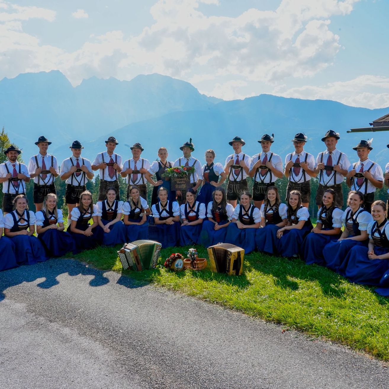 Bild enthält, People, Person, Shoe, Photography, Portrait, Female, Girl, Teen, Grass, Groupshot