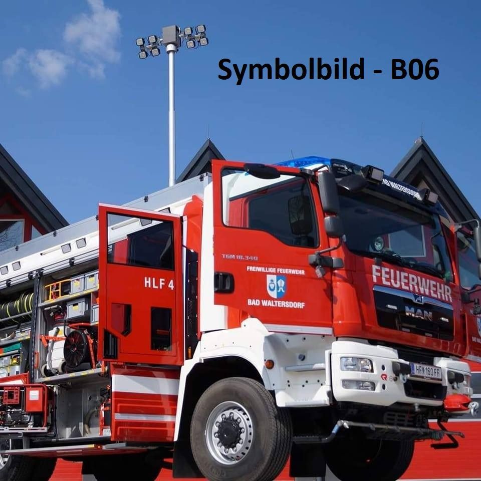Feuerwehr Bad Waltersdorf HLF 4 mit offenem Aufbau und Blaulicht