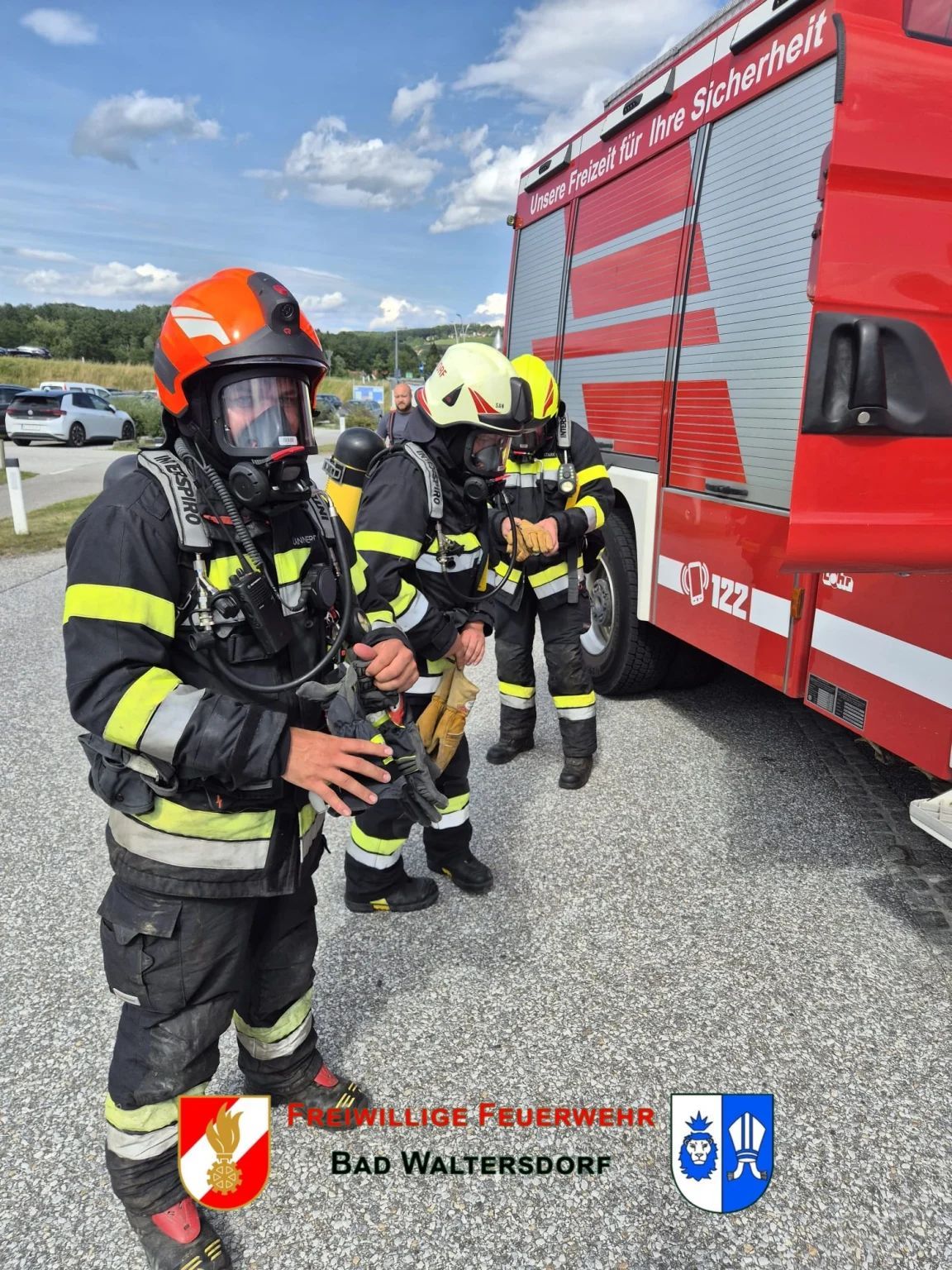 Feuerwehr Bad Waltersdorf mit Atemschutzgeräten vor Rotem Feuerwehrauto