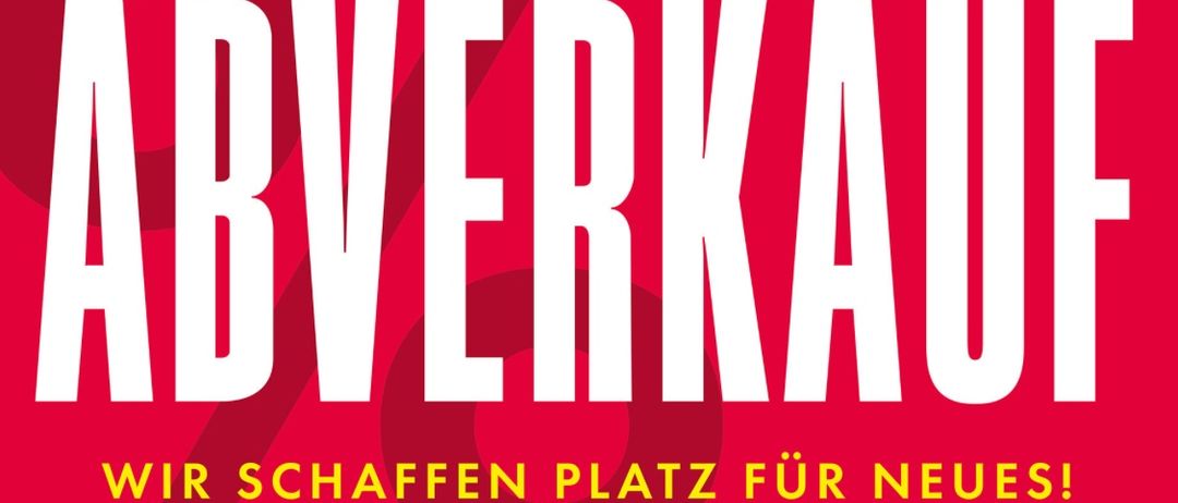 Ein kräftiges rotes Poster mit weißem Text zeigt oben 'VERKAUF' und darunter 'SCHAFFEN PLATZ FÜR NEU'. Es hat einen roten Hintergrund mit abstrakten roten Formen.