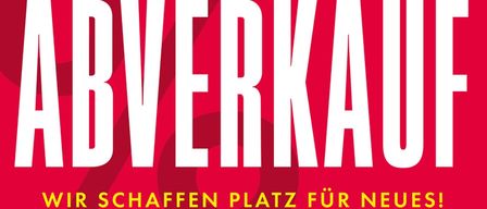 Ein kräftiges rotes Poster mit weißem Text zeigt oben 'VERKAUF' und darunter 'SCHAFFEN PLATZ FÜR NEU'. Es hat einen roten Hintergrund mit abstrakten roten Formen.