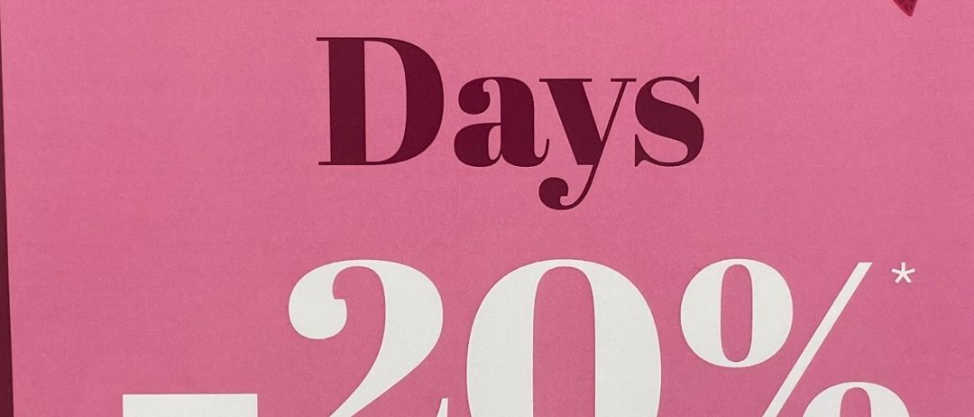 Ein rosa Hintergrund mit den Worten 'Ladies Days' und einem Rabatt von 20%. Das Design zeigt rote Blumenmuster.