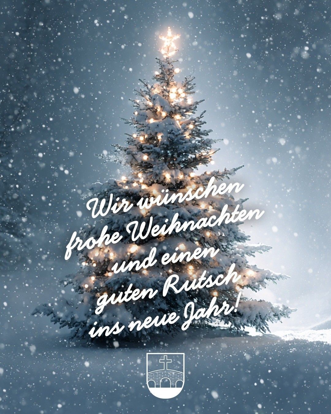 Ein beleuchteter Weihnachtsbaum steht im Schnee. Eine Nachricht lautet: 'Wir wünschen frohe Weihnachten und einen guten Rutsch ins neue Jahr!' Der Hintergrund ist verschneit.