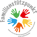 Ein kreisförmiges Logo mit sechs mehrfarbigen Handabdrücken, die um den Text 'Familienstützpunkt' herum angeordnet sind. Die Hände haben die Farben grün, blau, rot, gelb und orange. Unter den Händen befindet sich ein kleinerer Text in Deutsch.