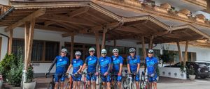 Bild enthält, People, Person, Helmet, Bicycle, Cycling, Vehicle, Wheel, Shorts, Building, Plant