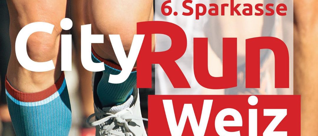 City Run Weiz Plakat zeigt Beine in Laufschuhen, Datum 12. Juni 2026, Zeit 17:30, Ort Weizer Hauptplatz. QR-Code für Website.