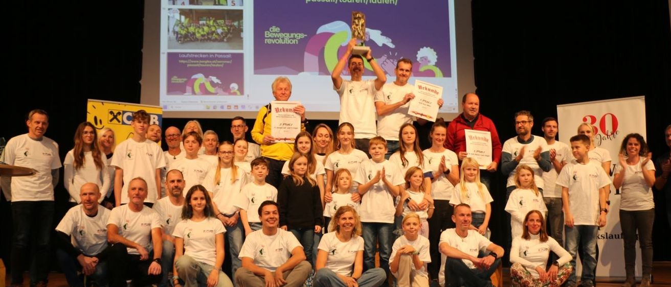 Bild enthält, People, Person, Crowd, Clothing, Pants, Audience, Face, Footwear, Shoe, Classroom