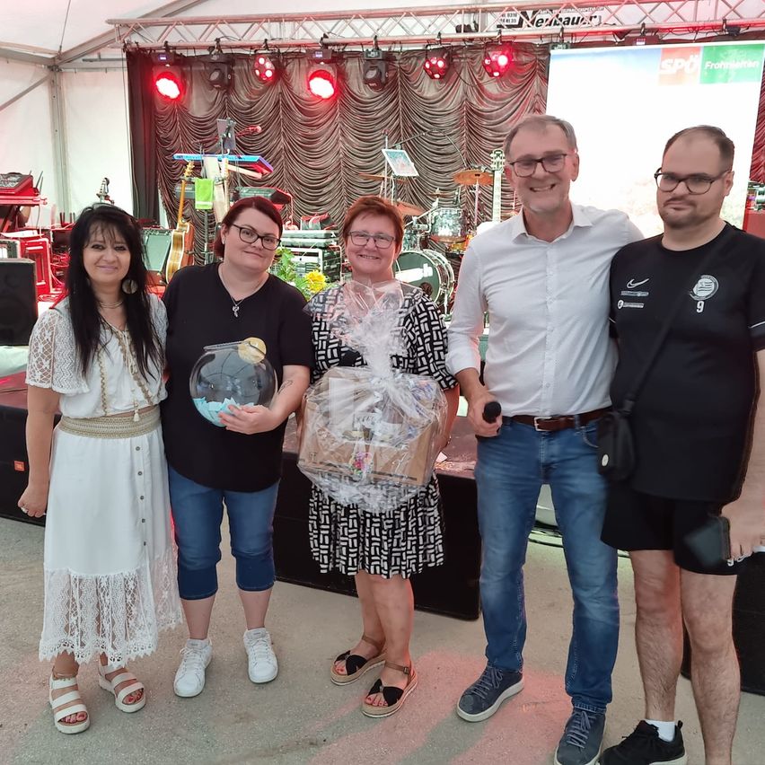 Bild enthält, Pants, People, Person, Adult, Female, Woman, Male, Man, Urban, Groupshot