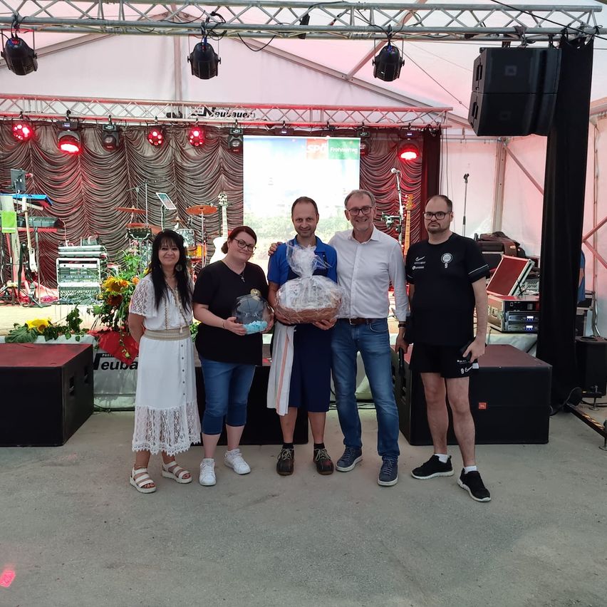 Bild enthält, People, Person, Shorts, Adult, Male, Man, Glasses, Urban, Sandal, Shoe