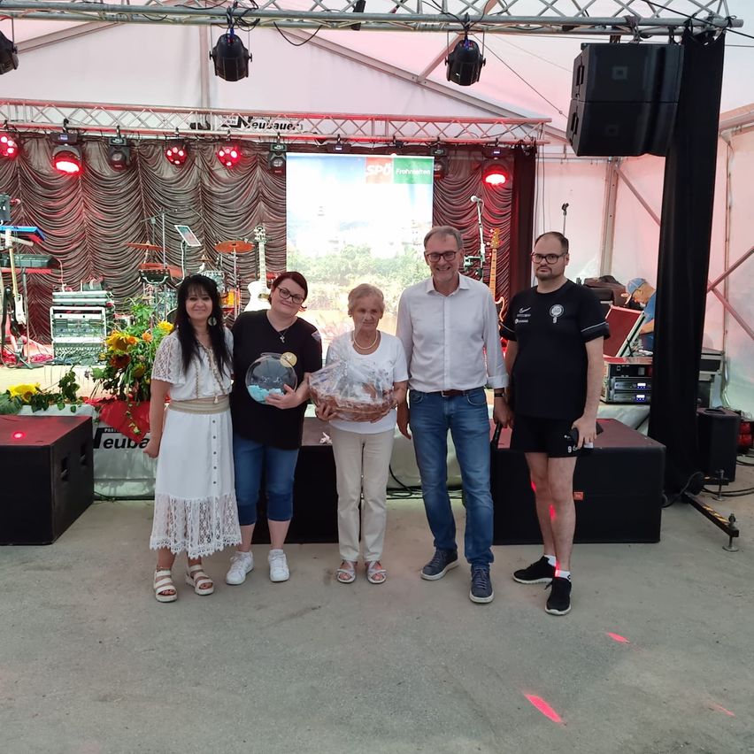 Bild enthält, People, Person, Adult, Male, Man, Glasses, Skirt, Urban, Speaker, Shoe